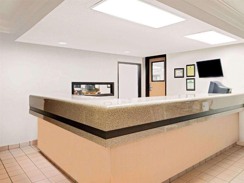 Motel Super 8 By Wyndham Metropolis Exterior foto