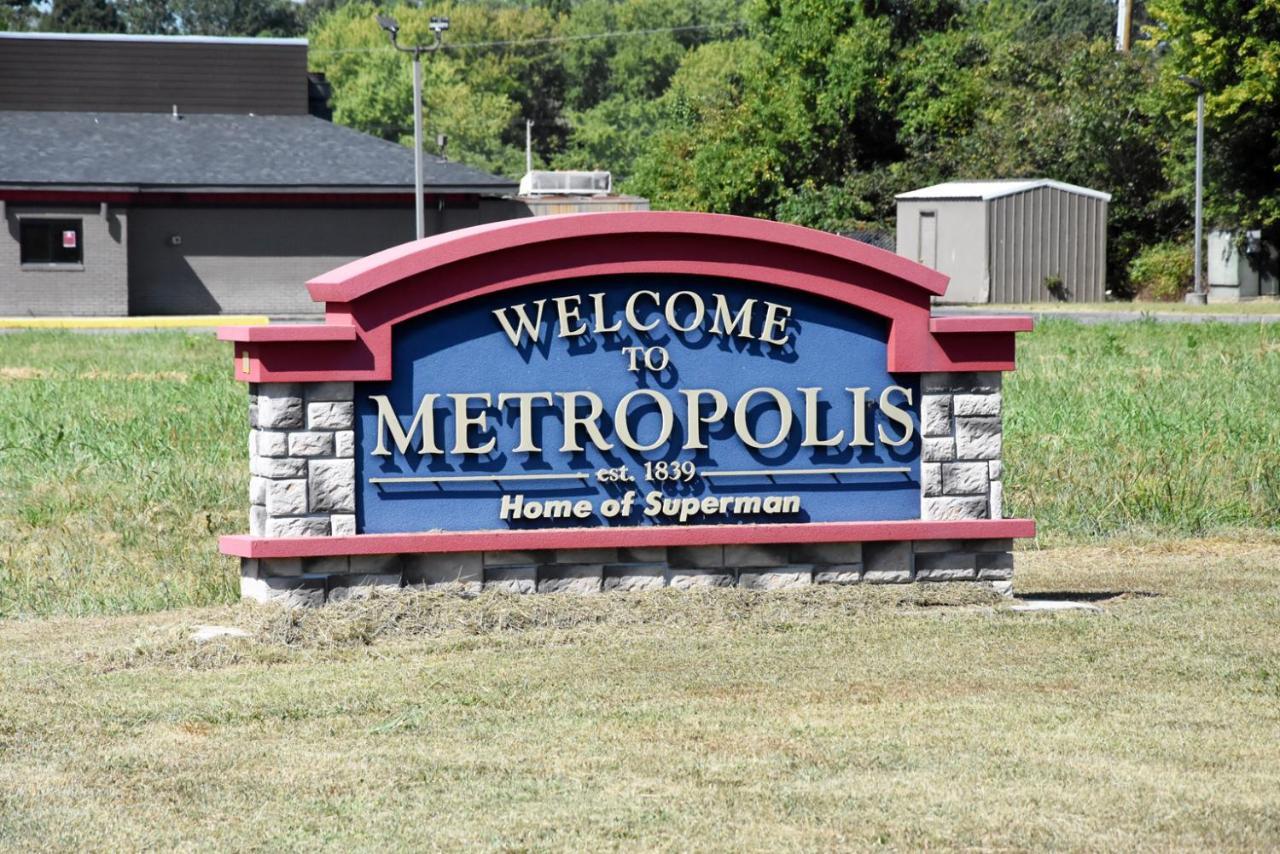 Motel Super 8 By Wyndham Metropolis Exterior foto